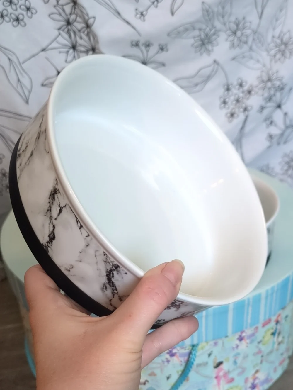 New In Box 2 Bone Dry Non-Skid White Marble Ceramic Dog Bowl Set, 3-cup